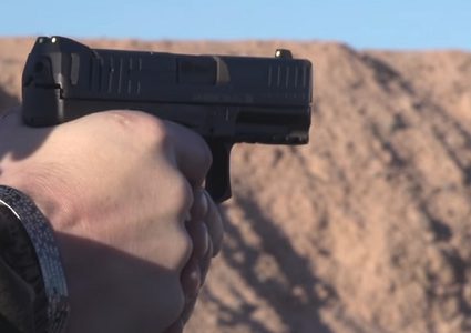 تلميذ يشهر "مسدسا" بوجه معلمته! (فيديو)