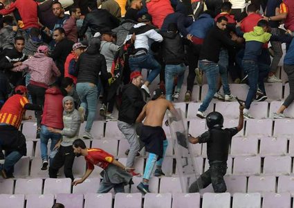 عشرات الإصابات إثر أعمال عنف في مباراة بتونس