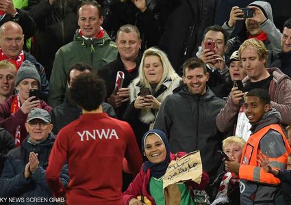 سيدة مصرية تناشد صلاح.. وصور تكشف فحوى اللافتة