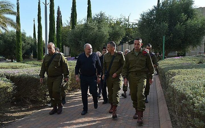 ليبرمان يرفض قيود روسيا على الغارات الجوية بسوريا