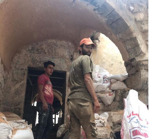 قوات الاحتلال تغلق منزلاً تحت الترميم بالخليل