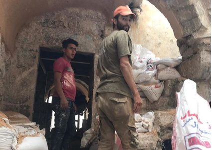 قوات الاحتلال تغلق منزلاً تحت الترميم بالخليل