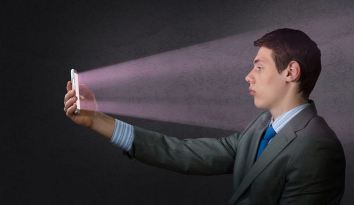 الشيخوخة الرقميّة تهدّد شباب بشرتنا