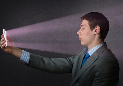 الشيخوخة الرقميّة تهدّد شباب بشرتنا
