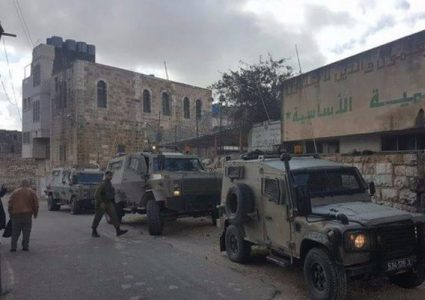 الاحتلال يغلق ملعب المدرسة الإبراهيمية في الخليل