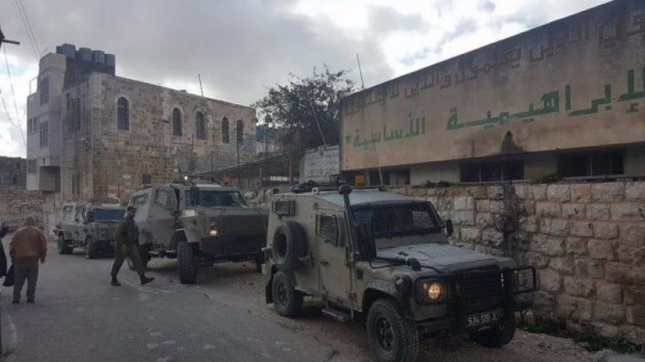 الاحتلال يغلق ملعب المدرسة الإبراهيمية في الخليل