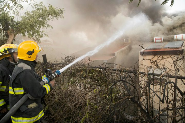 طواقم اطفاء اسرائيلية وفلسطينية تخمد حريقا بالخليل