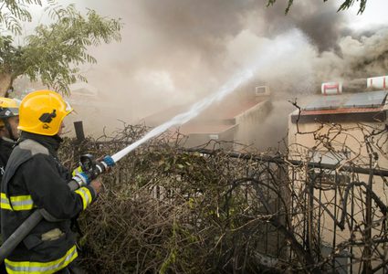 طواقم اطفاء اسرائيلية وفلسطينية تخمد حريقا بالخليل