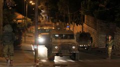 الاحتلال يعتقل شابين ويقتحم جمعية شويكة الخيرية