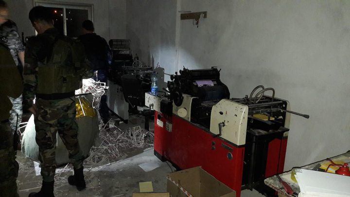 ضبط مطبعة لتصنيع علب السجائر المزورة