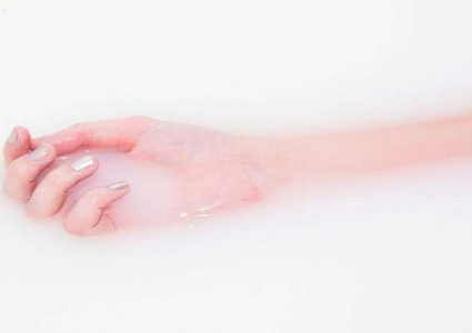 صينية لم تترك هاتفها الذكي أسبوعا تصاب بالشلل!