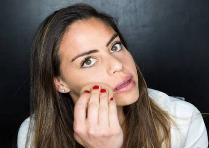 تطوير مكياج يحمي النساء من هجمات الأسيد الحارق