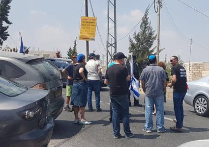 مستوطنون يغلقون المدخل الغربي لبلدة تقوع