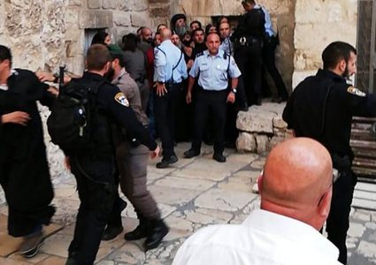 مجلس الكنائس ينظم وقفة تنديدًا باعتداءات الاحتلال