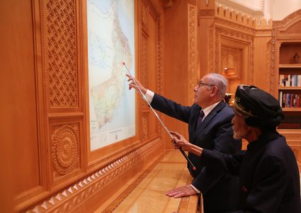 أجواء أي دول عربية اجتازها نتنياهو لوصول عُمان؟