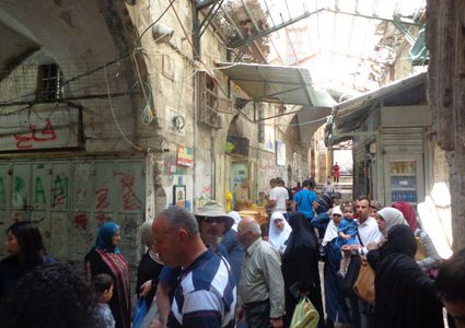 مستوطنون يغلقون سوق "القزازين" في الخليل