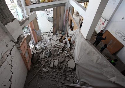 الفلسطينيون يتفقدون منازلهم المتضررة  بعد غارة جوية إسرائيلية على مدينة غزة الليلة الماضية .