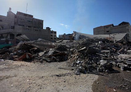 الفلسطينيون يتفقدون منازلهم المتضررة  بعد غارة جوية إسرائيلية على مدينة غزة الليلة الماضية .