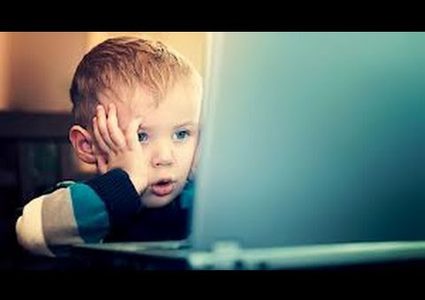 تحذير .. نصف ساعة إنترنت كافية لتهديد صحة الطفل!