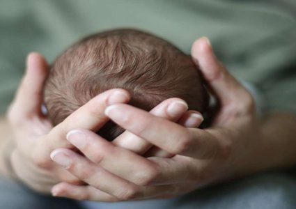 "قبلة قاتلة" تنهي حياة رضيعة عمرها 8 أيام