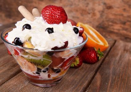 سلطة الفواكه مع كرات جوز الهند بالحليب