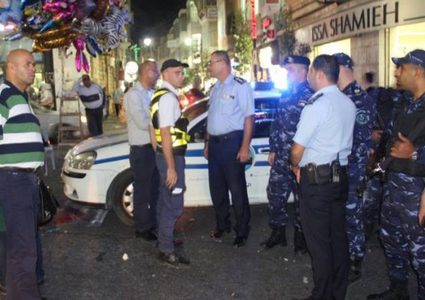 سائق "ونش" يحاول دهس أفراد من الشرطة الفلسطينية