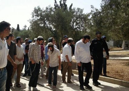 مجموعة من المستوطنين يقتحمون باحات المسجد الأقصى