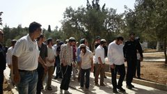 مجموعة من المستوطنين يقتحمون باحات المسجد الأقصى