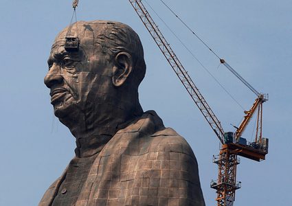 الكشف عن أطول تمثال في العالم (فيديو)