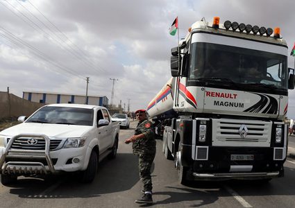 الاحتلال يسمح بدخول 14 شاحنة وقود لمحطة كهرباء غزة