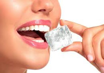 ما هي مضار أكل مكعبات الثلج ؟