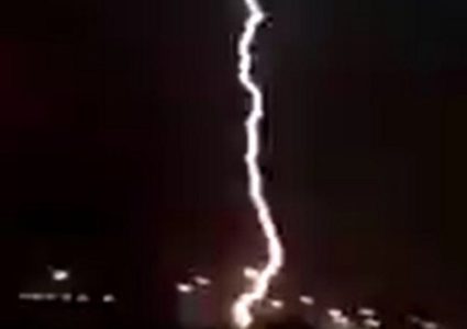 صاعقة عنيفة تضيء ليل الدمام