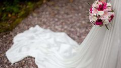 صنعت فستان زفافها بشعر والدتها!