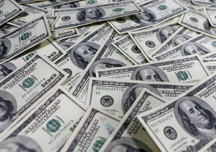 الدولار يرتفع مع انخفاض الأسهم