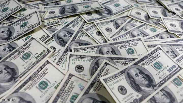 الدولار يرتفع مع انخفاض الأسهم