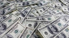الدولار يرتفع مع انخفاض الأسهم