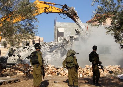 الاحتلال يهدم مسكنا متنقلا في عناتا شمال شرق القدس