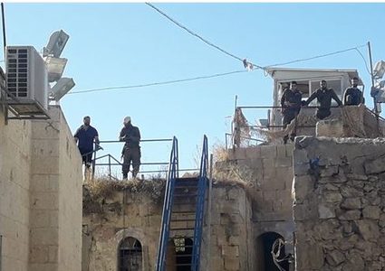 مستوطنون يقتحمون ثلاثة منازل بالخليل القديمة
