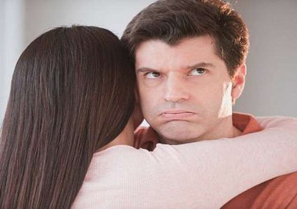 لماذا يستمر الكثيرون في علاقة غير سعيدة؟