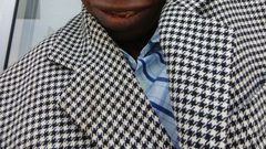 قصة رجل يعاني من حالة نادرة تحوله إلى حجر