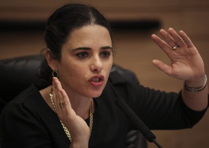 صحفي وسياسي اسرائيلي يرفع دعوة ضد "أيليت شكد"