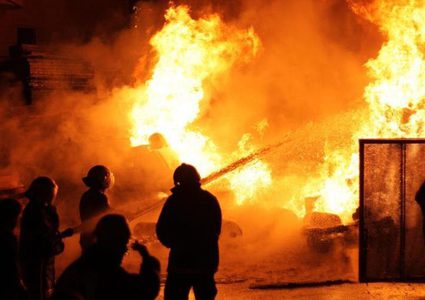 (13) إصابة في حريق مصنع بالخليل