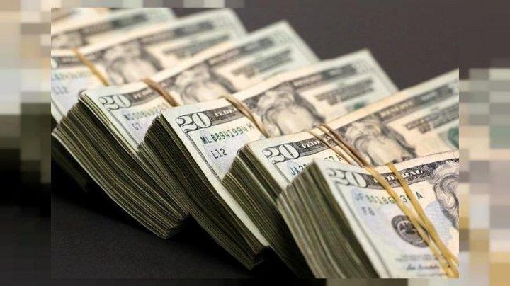 الدولار يتجه لتحقيق مكاسب للشهر السابع