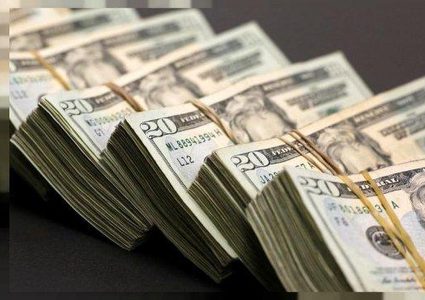 الدولار يتجه لتحقيق مكاسب للشهر السابع