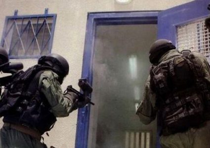 قوات القمع تقتحم عدة أقسام في "عوفر"