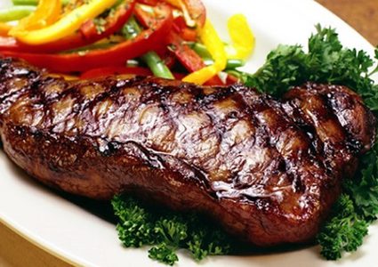 شرائح اللحم مع صلصة اللبن والخيار