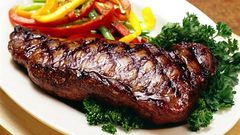 شرائح اللحم مع صلصة اللبن والخيار