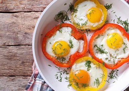 وصفة البيض في الفلفل الرومي