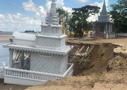 مياه الأمطار تجرف معبدا  بوذيا في كمبوديا