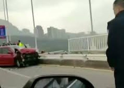 فيديو لحظة سقوط حافلة من على جسر في الصين